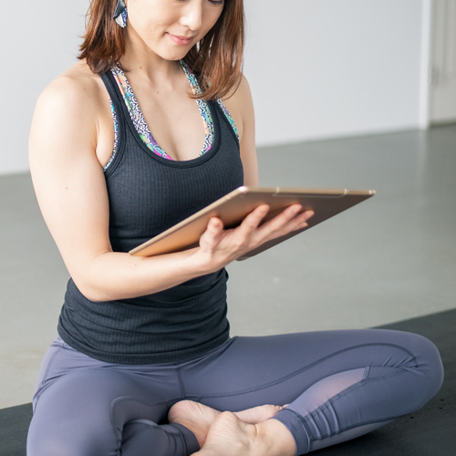 オンラインでも講師がポーズをしっかりチェックします
